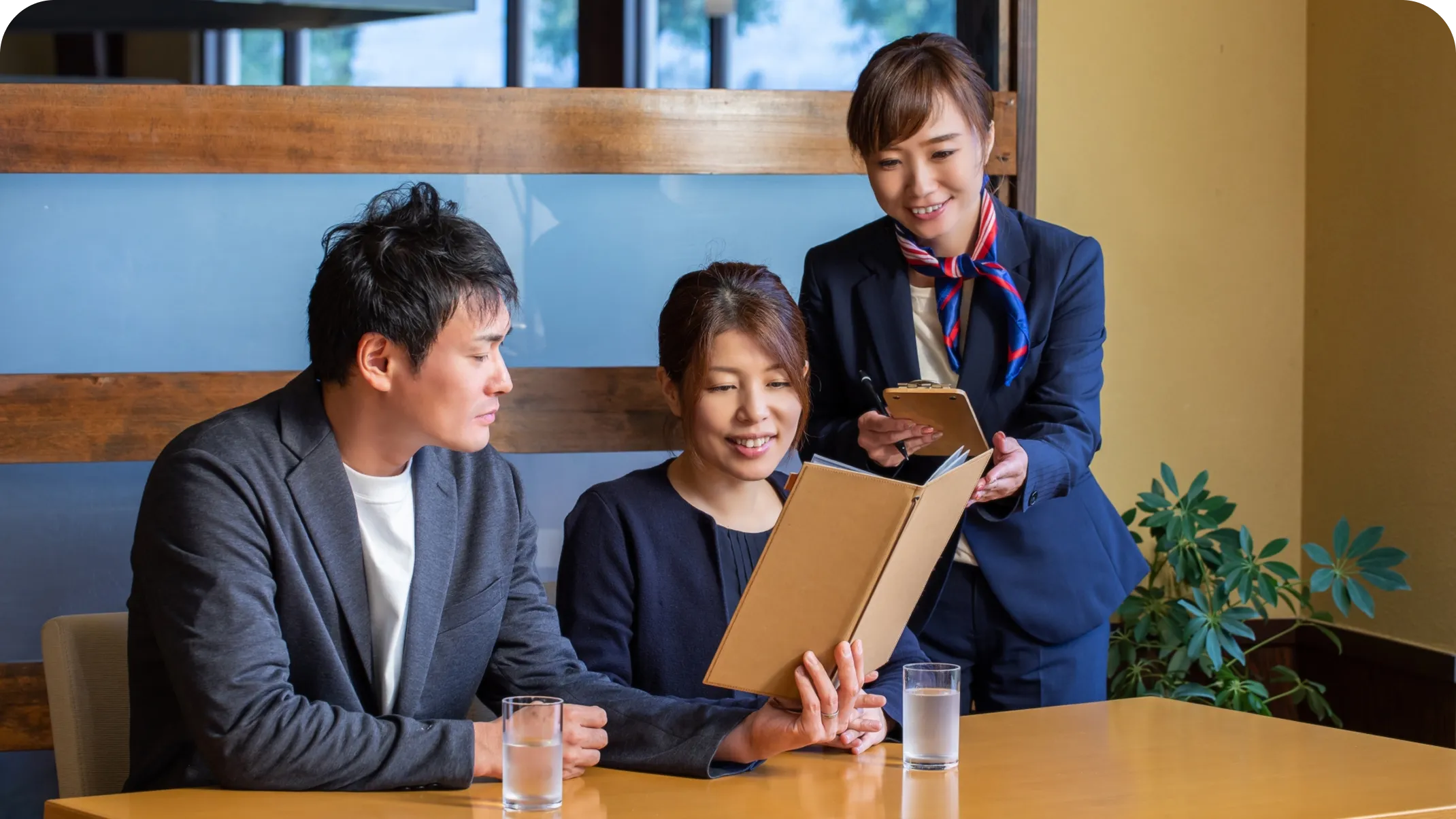 ホールスタッフ